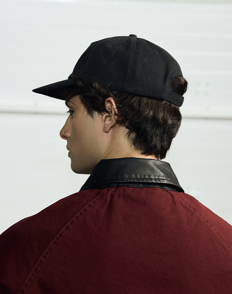 Чёрная кепка “Û”